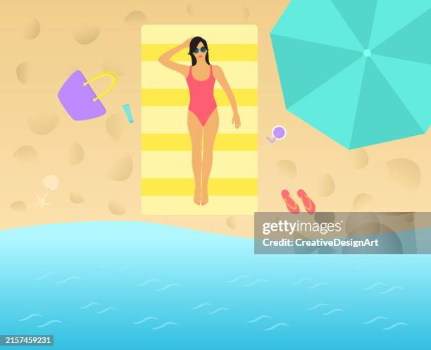 blick aus der vogelperspektive einer jungen frau in badebekleidung, die am strand liegt. sonnenbaden, entspannen und sommerurlaubskonzept - schwimmer von oben stock-grafiken, -clipart, -cartoons und -symbole