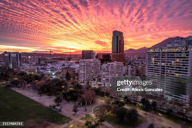 bellissimo cielo al tramonto a santiago del cile - santiago del cile foto e immagini stock