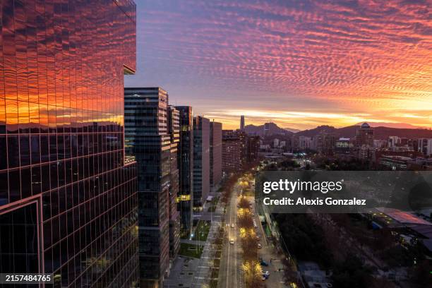 belo pôr do sol refletido na fachada moderna de arranha-céus - santiago região metropolitana de santiago - fotografias e filmes do acervo
