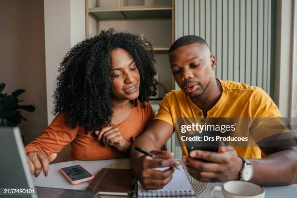 pareja de compras en línea - finanzas fotografías e imágenes de stock