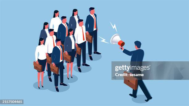 ilustraciones, imágenes clip art, dibujos animados e iconos de stock de campañas de marketing y publicidad, comunicaciones con los empleados, divulgación de información importante o anuncios informativos, etc. líder a distancia parado frente a los empleados con un megáfono para hablar - representar