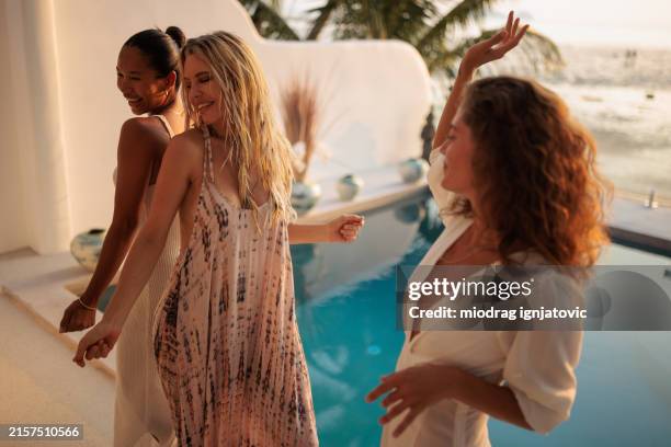 women friends enjoying life - strandparty stock-fotos und bilder