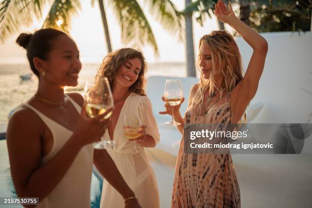 les femmes profitent de la vie - fête de plage photos et images de collection
