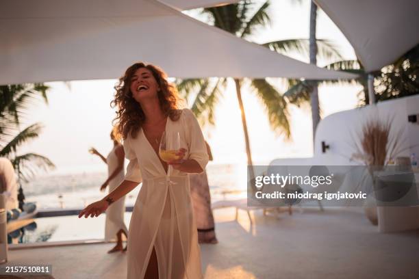 woman loves life - white wine stockfoto's en -beelden