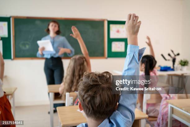 caucasian young woman teacher teaching student in classroom at school. attractive beautiful female instructor master explain and educate children with fun activity at preschool nursery kindergarten. - ecole photos et images de collection