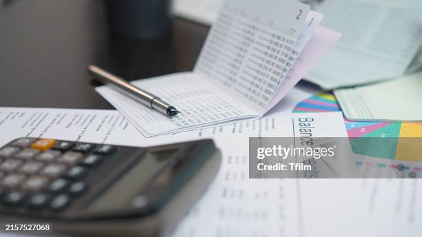 financial documents with calculator and pen - extrato bancário imagens e fotografias de stock