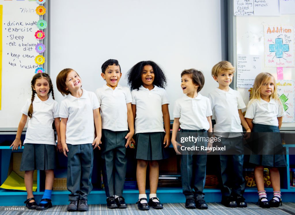 Glückliche Kinder in der Grundschule