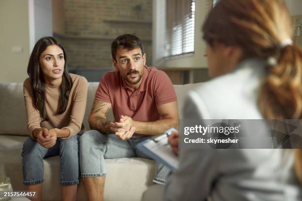 junges paar, das zu hause eine beratungssitzung mit einem therapeuten hat. - eheberatung stock-fotos und bilder