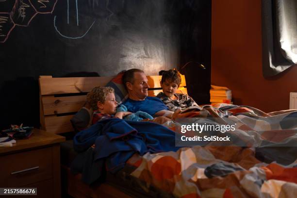 bedtime story - bedtime stock pictures, royalty-free photos & images