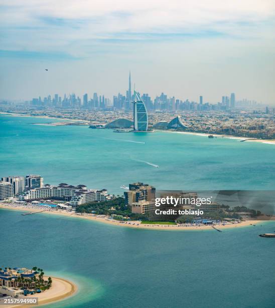 dubai skyline and the persian gulf - dubai strand stock-fotos und bilder