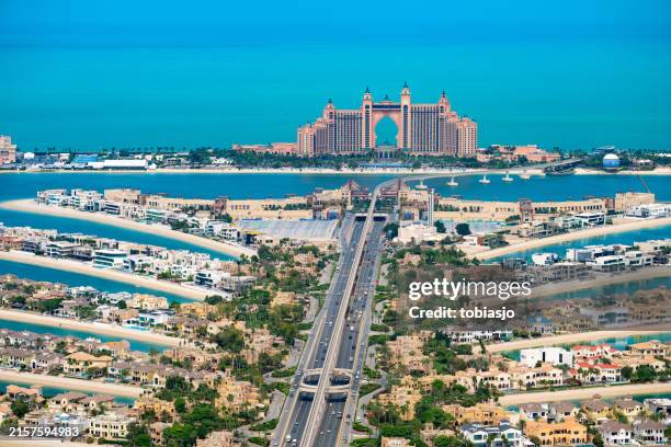 luxury homes on dubai’s palm island - dubai marina stock pictures, royalty-free photos & images