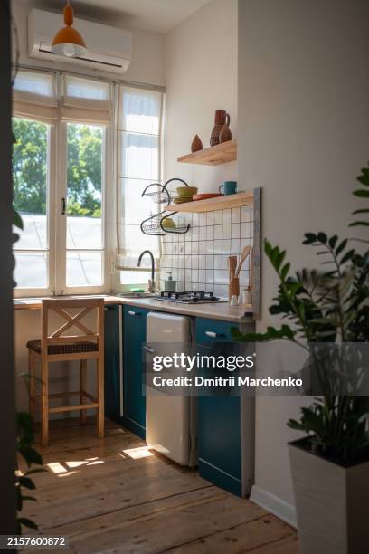kitchenette in comfortable bright small apartments. cozy atmospheric flat interior design. - kochnische stock-fotos und bilder