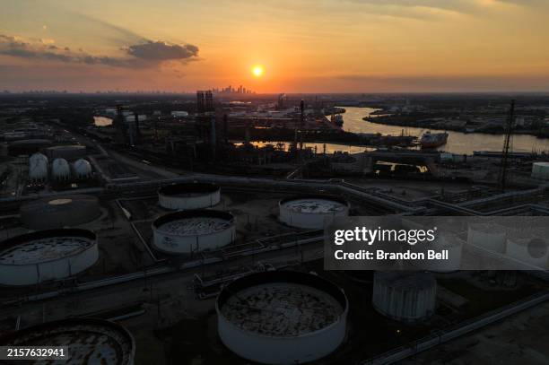 Houston Refineries 1,114 Houston Refinery Stock Photos, High-Res Pictures, and Images ...