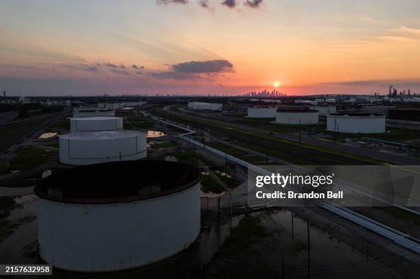 Houston Refineries 1,114 Houston Refinery Stock Photos, High-Res Pictures, and Images ...