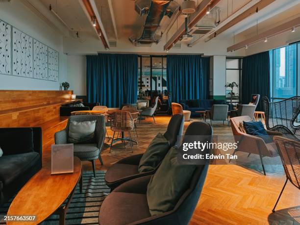 salotto creativo per lo spazio di lavoro con divano e tavolino - coworking foto e immagini stock