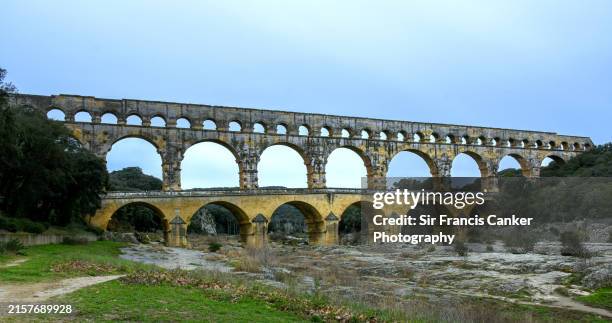 roman aqueduct ("pont du gard") over gardon river in gard, near nimes, occitanie, france - gardon stock pictures, royalty-free photos & images