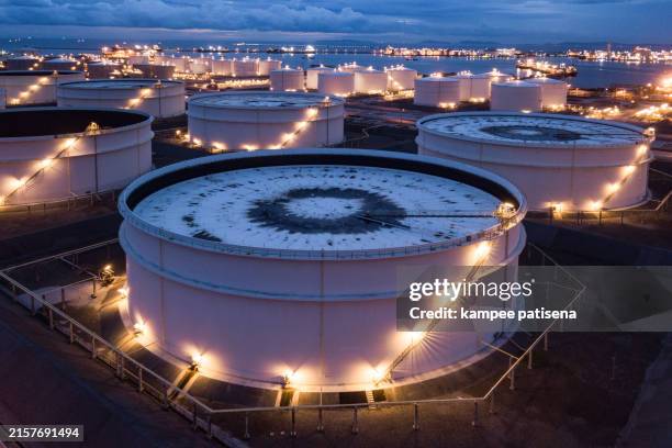 aerial view of an oil refinery and tank farm - industrie-lourde photos et images de collection