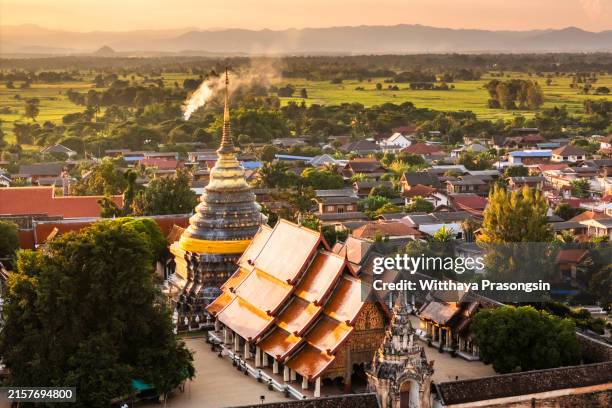 wat phra that lampang luang, ko kha district, lampang province, northern thailand. - cidade de chiang mai imagens e fotografias de stock