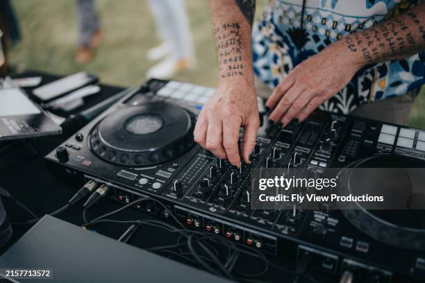 dj mezclando música en la recepción de la boda - dj de club fotografías e imágenes de stock