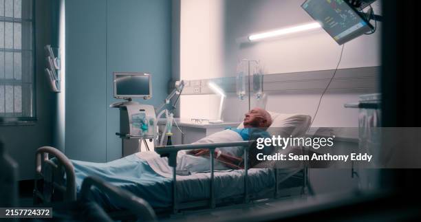 älterer mann, schlaf und betterholung im krankenhaus, medizintechnik und behandlungschirurgie für das risiko chronischer krankheiten. senior-patient, notdienst und beatmung für lebensversicherung aus dem betrieb - intensivmedizin stock-fotos und bilder