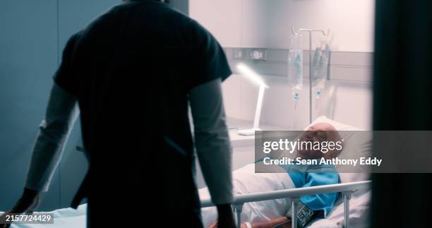 hombre mayor, enfermera y durmiendo en el hospital para la salud, la atención médica y el bienestar en la cama con apoyo. paciente masculino, anciano y reposo en clínica para médico, accidente cerebrovascular y cuidador con idea de eutanasia - cuidados paliativos fotografías e imágenes de stock