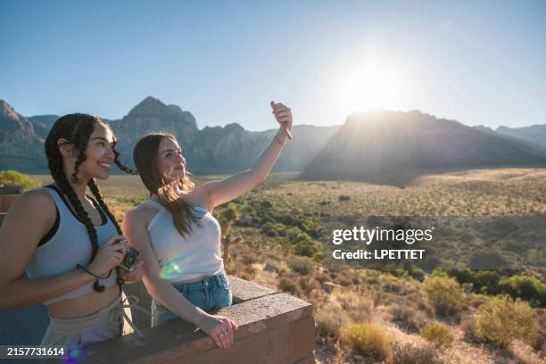 road trip fun - área de protecção nacional red rock canyon imagens e fotografias de stock