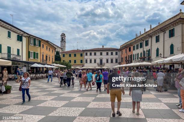square in lazise in north east italy - north south markets stock pictures, royalty-free photos & images