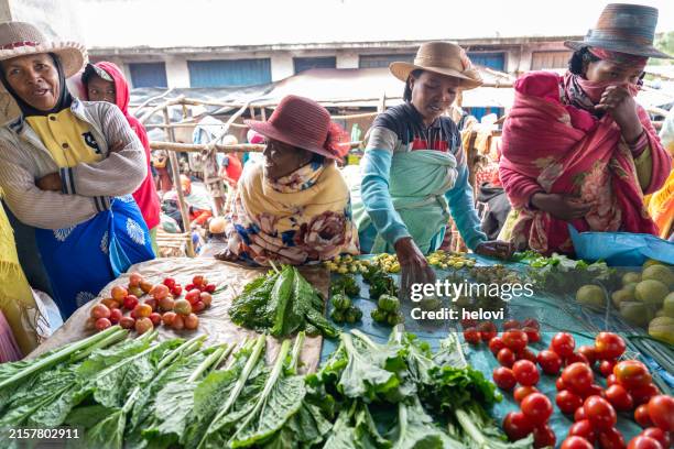 busy life on farmer's market, ambalavao, madagascar - malagassische cultuur stockfoto's en -beelden