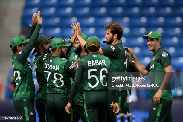 Shaheen Shah Afridi of Pakistan celebrates with team mates after taking the wicket of Paul Stirling of Ireland during the ICC Men´s T20 Cricket World...