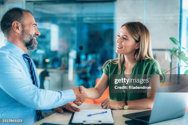 apretón de manos para el nuevo acuerdo - entrevista de trabajo fotografías e imágenes de stock
