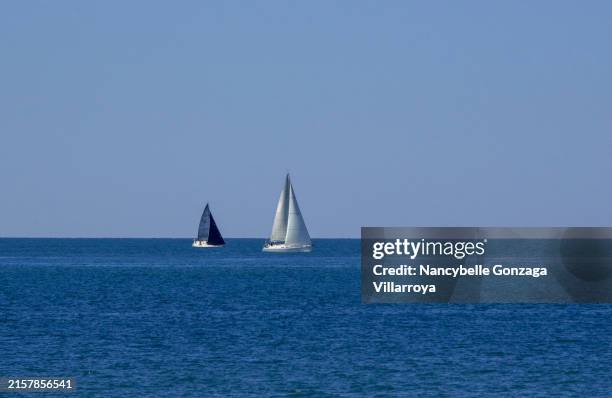 two sailboats on lake ontario - ontariosee stock-fotos und bilder