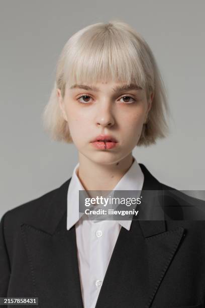 model im studio. blonde haare. - bob frisur stock-fotos und bilder