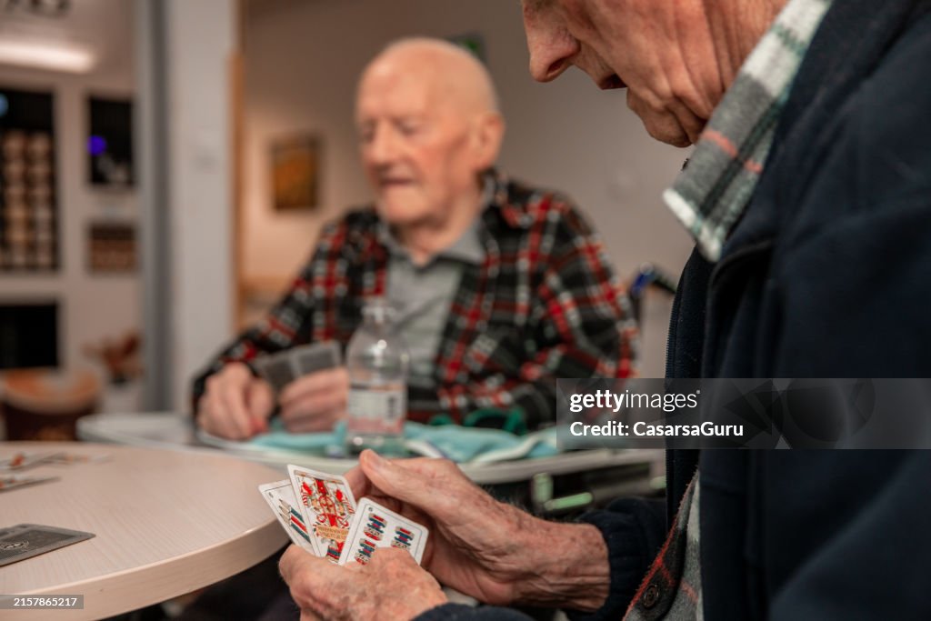 Senioren spielen ihr italienisches Lieblingskartenspiel "Briscola"