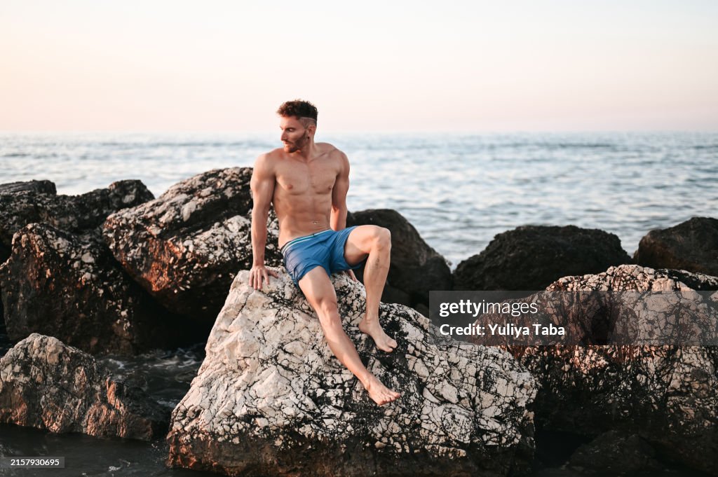 Homme confiant devant le paysage marin.