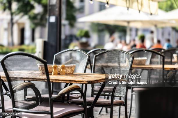 a table and chairs on the terrace of a restaurant without people. - terraza fotografías e imágenes de stock