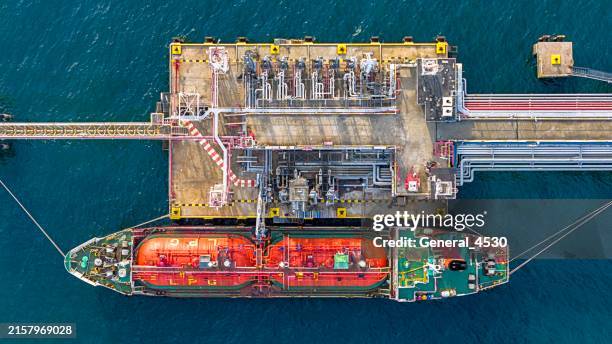 aerial top view of oil refinery and fuel storage tanks. - tankschiff stock-fotos und bilder