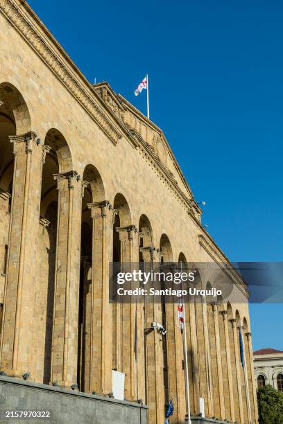 georgian parliament building - kultur von georgien stock-fotos und bilder