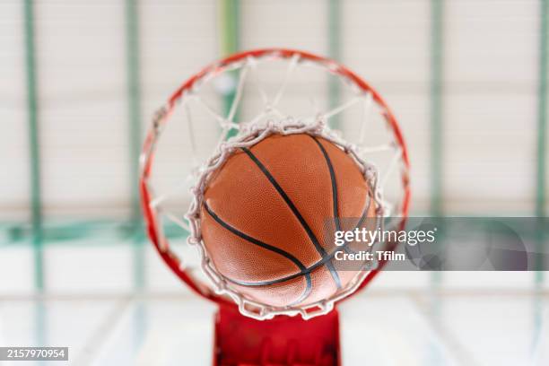 basketball going through hoop - canasta de baloncesto fotografías e imágenes de stock