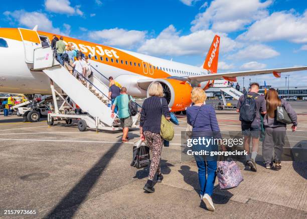 passengers boarding easyjet - easyjet stock pictures, royalty-free photos & images