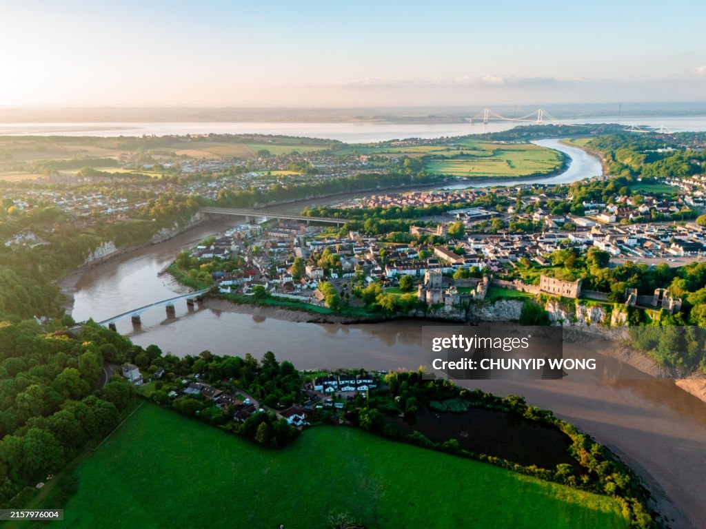 Drohnenansicht von Chepstow am Morgen, Wales, Großbritannien