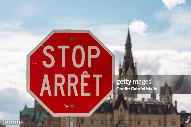 stop sign in english and french in ottawa - french word stock pictures, royalty-free photos & images