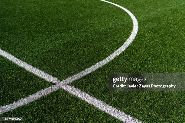 green soccer and football field with white lines on grass - voetbalspeler stockfoto's en -beelden