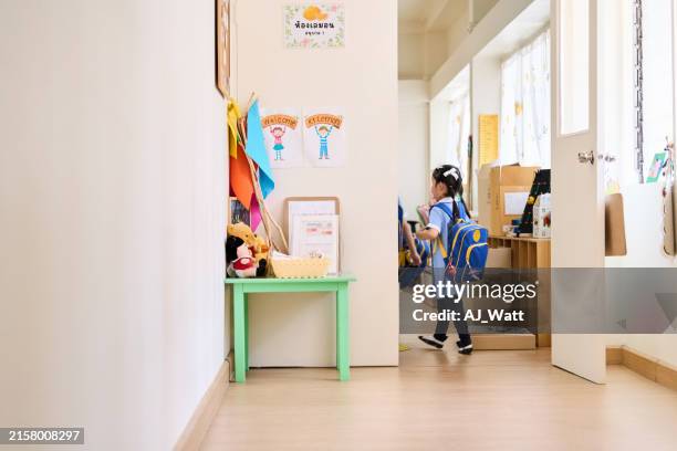 studentessa che entra in classe all'asilo - bambino di età prescolare foto e immagini stock