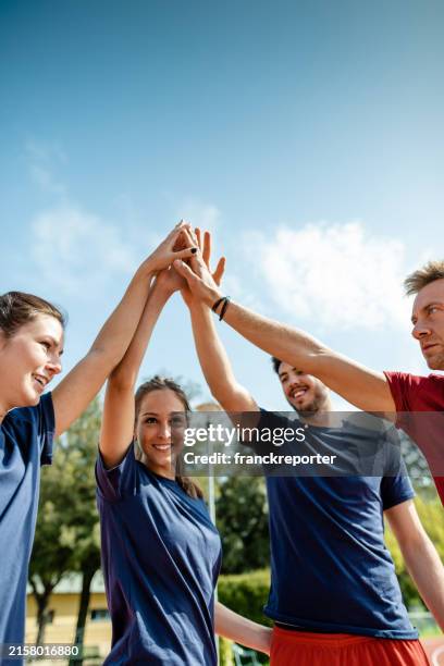 teaming up with the coach - high five stockfoto's en -beelden