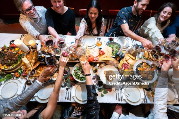 gli amici si godono un pasto di lusso al ristorante - tipo di cibo foto e immagini stock