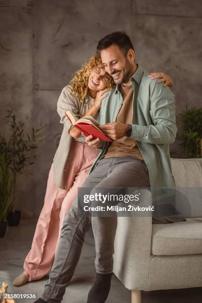 Boyfriend read a book while his girlfriend hug him at home 이미지 ...