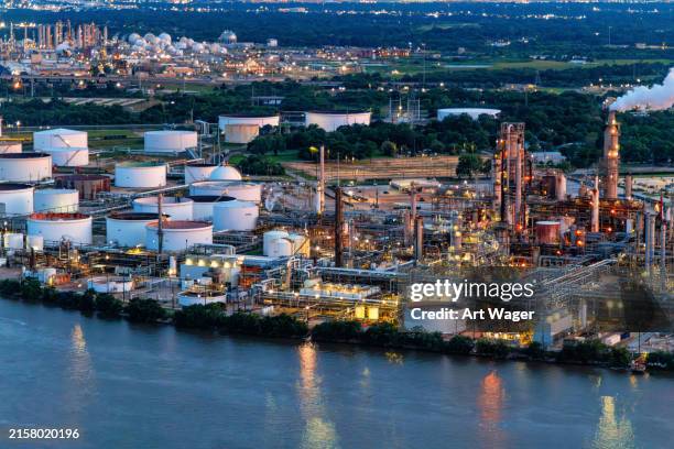 texas refinery aerial - petro chemische fabriek stockfoto's en -beelden