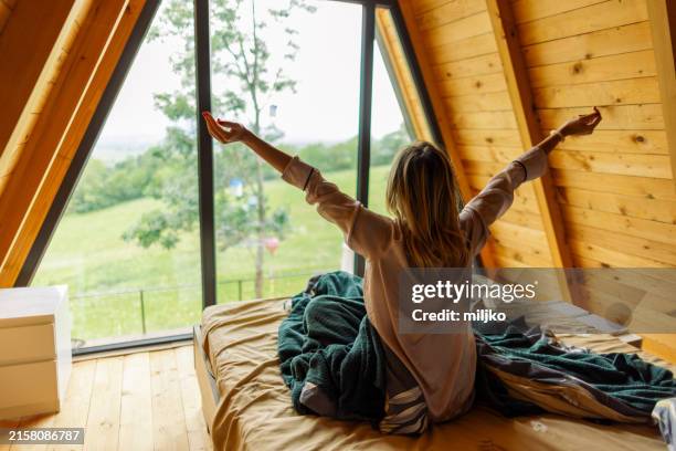 schöne frau genießt glamping-morgen - glamping stock-fotos und bilder