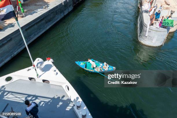 cruise ships enters the sluice gate on the nile river barrage bridge at esna - sluice stock pictures, royalty-free photos & images