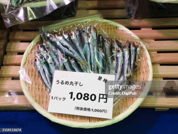 urume (etrumeus micropus) maruboshi dried sardines for sale - pescado secado fotografías e imágenes de stock